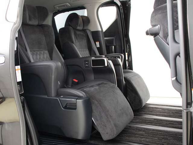 エグゼクティブシートパッケージではセカンドシートは個別シートになっています。左右に肘置きがあり、フィット感がとてもあり、車が左右に曲がるときでも身体が揺られることが少ないです。