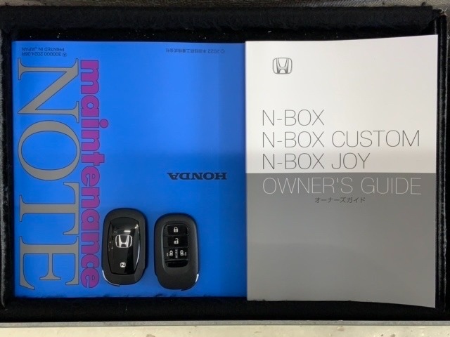 スマートキーは鍵をバッグに入れたままでもドアロックの開閉やエンジンのON・OFFができます。夜間や雨の日も鍵を探さなくて良いので便利です。