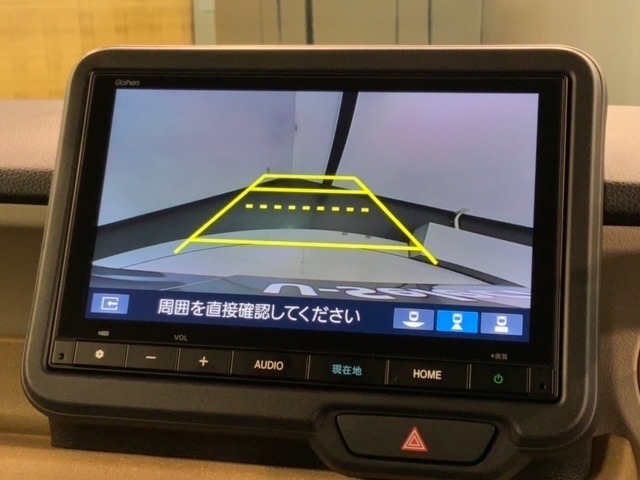 リバースギアに入れるだけで後方の表示へ切り替わります。夜間や雨の日の駐車も楽になりますよ。