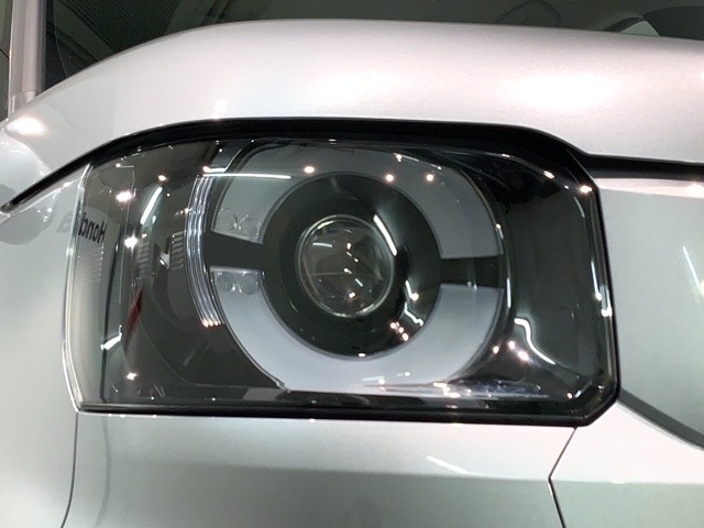 LEDヘッドライトは、点灯の瞬間から最大光量を発揮し、突然暗くなるトンネルなどでの安定感を高めます。