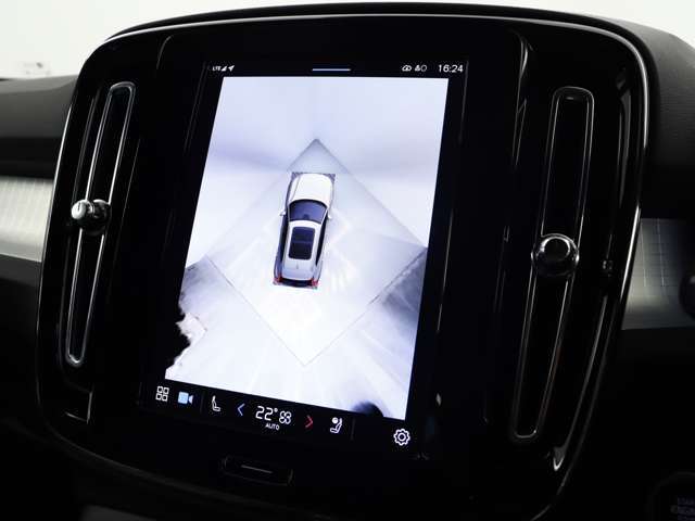 360°ビューカメラは駐車枠や周囲の車両との位置関係が一目瞭然で駐車をサポートしてくれるだけでなく、車両直近の死角を減らして安全性を高める装備。ステアリング切り角に連動した進路予測線も表示されます。