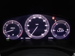 ”ドライバーを中心に一つ一つ丹念に磨き、力強さと上質さが融合した上質なデザインを採用しました！シンプルながらも落ち着いたメーターパネルは大人な雰囲気を演出します。”