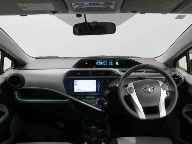シンプルながら機能性溢れる運転席廻りです。視界性もよく、運転しやすいですよ。
