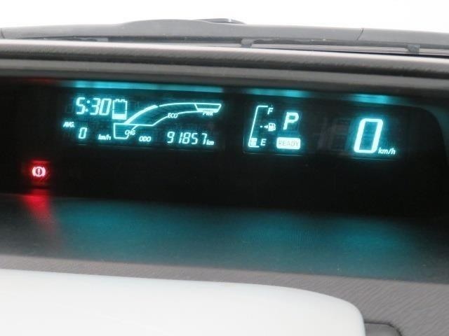 センターメーターで視界良好な運転席廻りです。　運転時の視線移動が少なくて済むので、安全性にも一役かってくれます。