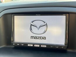 【純正ナビ】人気の純正ナビを装備しております。ナビの使いやすさはもちろん、オーディオ機能も充実！キャンプや旅行はもちろん、通勤や買い物など普段のドライブも楽しくなるはず♪