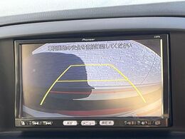 【バックカメラ】駐車時に後方がリアルタイム映像で確認できます。大型商業施設や立体駐車場での駐車時や、夜間のバック時に大活躍！運転スキルに関わらず、今や必須となった装備のひとつです！