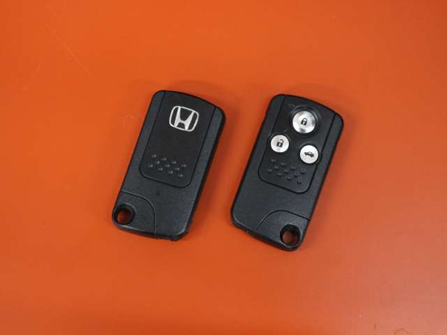 さらにスマートキーも装備されていてお車の高額装備のひとつです！！カバンの中から鍵を探す手間もなくすぐに開閉できます！両手が荷物で塞がっている時や雨のときなど便利ですね！