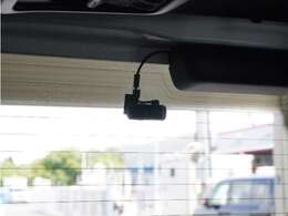 この車にはリアにもドライブレコーダーを装備しております◆映像・音声などを記録する自動車用の装置です。　もしもの事故の際の記録はもちろん、旅行の際の思い出としてドライブの映像を楽しむことができます。