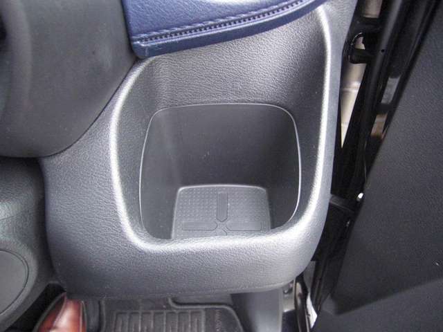 運転席側ドリンクホルダー