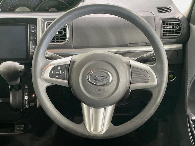 インテリアに合わせたデザインのステアリングは、運転される方のことも考え、運転しやすい形状、大きさです。是非一度、実際に触ってお確かめください。