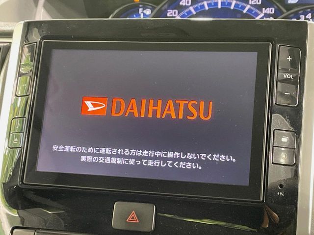 【純正ナビ】人気の純正ナビを装備しております。ナビの使いやすさはもちろん、オーディオ機能も充実！キャンプや旅行はもちろん、通勤や買い物など普段のドライブも楽しくなるはず♪