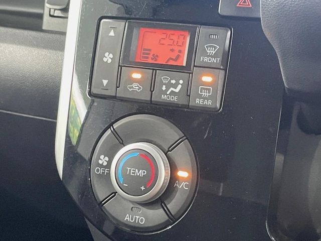 【オートエアコン】一度お好みの温度に設定すれば、車内の温度を検知し風量や温度を自動で調整。暑い…寒い…と何度もスイッチ操作をする必要はありません。快適な車内空間には必須の機能ですね♪