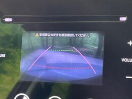 【バックカメラ】駐車時に後方がリアルタイム映像で確認できます。大型商業施設や立体駐車場での駐車時や、夜間のバック時に大活躍！運転スキルに関わらず、今や必須となった装備のひとつです！