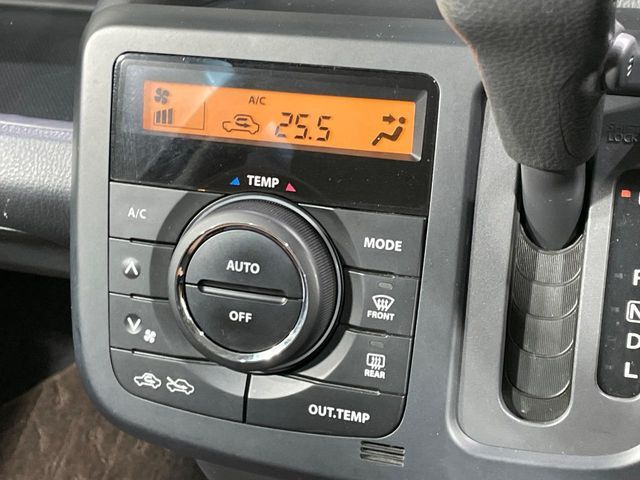 【オートエアコン】一度お好みの温度に設定すれば、車内の温度を検知し風量や温度を自動で調整。暑い…寒い…と何度もスイッチ操作をする必要はありません。快適な車内空間には必須の機能ですね♪