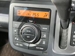 【オートエアコン】一度お好みの温度に設定すれば、車内の温度を検知し風量や温度を自動で調整。暑い…寒い…と何度もスイッチ操作をする必要はありません。快適な車内空間には必須の機能ですね♪