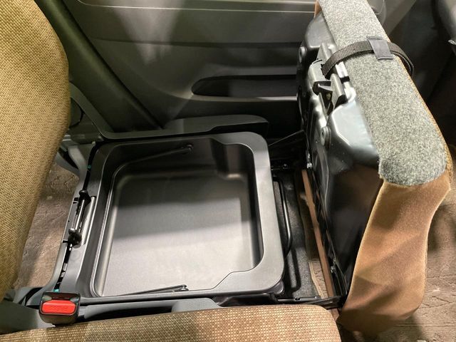 【シートアンダーボックス】シートの下に大容量の収納スペースが備わっており、靴や洗車グッズなど、外から見られたくないものをすっきり収納できて便利！