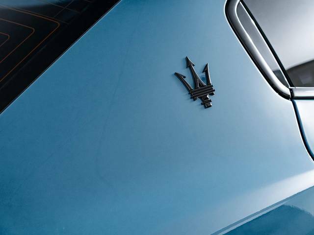 Cピラーには「輝き」や「雷」を意味する「サエッタ」ロゴが施されております。Modenaのグレードではブラックカラー仕様でスマートなデザインに。