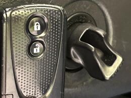 【キーフリーシステム】カバンやポケットに入れたままでもドアの施錠・解錠が可能なスマートキーを装備。エンジンのオン・オフ時もカギを取り出す必要が無いからとっても便利です♪