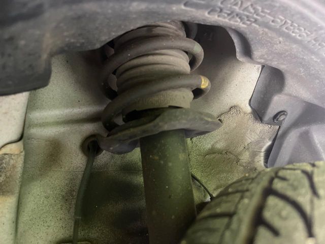 お車を安心してお乗りいただく為には、足回りの定期点検が欠かせません。サービスサポート（有償保証）では無料点検もご提供しており、安心のカーライフをお過ごしいただけるサポート体制が整っています。