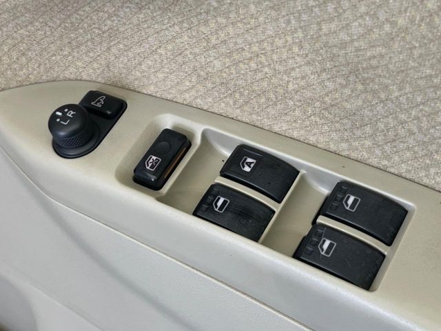 【電動格納ミラー】サイドミラーは電動格納式となっており、狭い駐車場でもキズがつくリスクを抑えられます。
