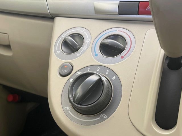 寒い冬も暑い夏も全席に快適な空調を届けてくれる、ダイヤル式エアコンを装備♪