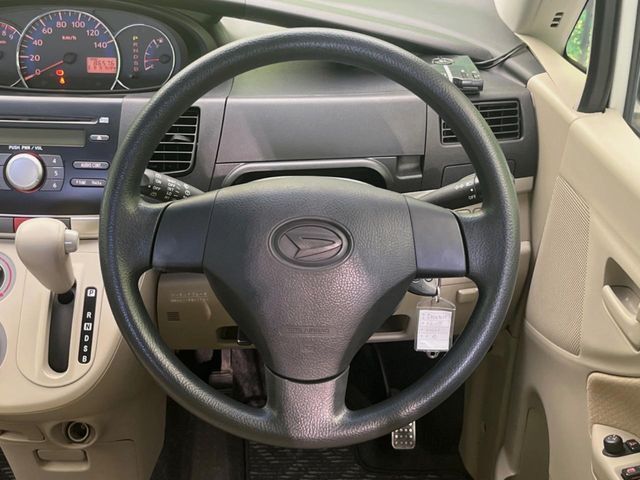 インテリアに合わせたデザインのステアリングは、運転される方のことも考え、運転しやすい形状、大きさです。是非一度、実際に触ってお確かめください。