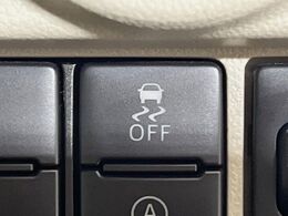 【横滑り防止装置】車両の横滑りを感知すると、自動的に車両の進行方向を保つように車両を制御します。雨の日など滑りやすい路面状況でも安全な運転が可能です。