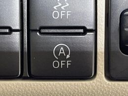 【アイドリングストップ】赤信号や渋滞で停車した際にエンジンを停止し、無駄な燃料の消費を抑えます。燃費向上や環境保護につなげる機能♪エンジンはブレーキを離せば再始動します。