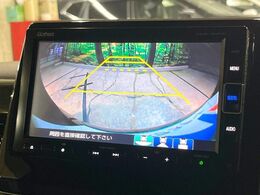【バックカメラ】駐車時に後方がリアルタイム映像で確認できます。大型商業施設や立体駐車場での駐車時や、夜間のバック時に大活躍！運転スキルに関わらず、今や必須となった装備のひとつです！