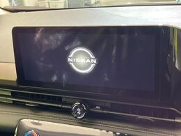 【メーカー純正ナビ】インテリアに溶け込むスタイリッシュな「専用設計」メーカーナビを装備♪視認性や操作性など基本性能にも優れ、より上質なカーライフをお楽しみいただけます。