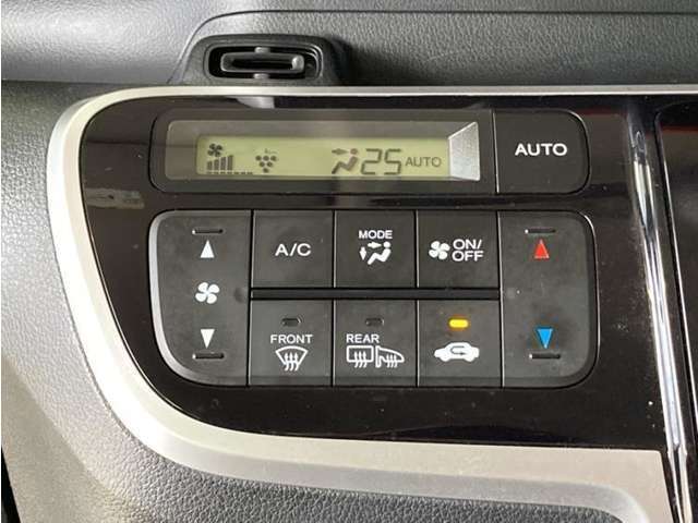 お好みの温度に設定すれば、車内の温度を検知し自動で調整してくれるオートエアコン！暑い、寒いと何度もスイッチを操作しなくても済みます☆☆