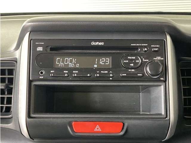 AM・FMチューナー、CD再生機能付き。音楽を聴きながらのドライブは楽しいですよね～♪