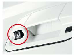 （バックカメラ付き）　便利なバックカメラもセットにしました☆　バックドアハンドル内にスマートに埋め込み取付☆　装着後のご納車となります☆