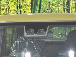 【スマートアシスト】走行中に前方の車両等を認識し、衝突しそうな時は警報とブレーキで衝突回避と被害軽減をアシスト。より安全にドライブをお楽しみいただけます。