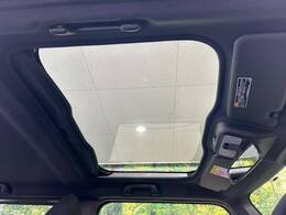 【ガラスルーフ】ガラスルーフ搭載で車内の解放感が一気にアップ！開放的なドライブをお楽しみいただけます。
