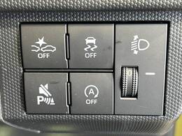 【アイドリングストップ】赤信号や渋滞で停車した際にエンジンを停止し、無駄な燃料の消費を抑えます。燃費向上や環境保護につなげる機能♪エンジンはブレーキを離せば再始動します。