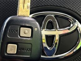 【キーレス】少し離れた場所からでもボタン一つでドアの開錠・施錠ができるのでとっても便利！ドアの鍵穴周りに傷をつけることもありません♪