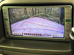 【バックカメラ】駐車時に後方がリアルタイム映像で確認できます。大型商業施設や立体駐車場での駐車時や、夜間のバック時に大活躍！運転スキルに関わらず、今や必須となった装備のひとつです！