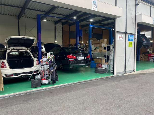 指定整備工場を完備しております。車検取得から点検までおこなえます！整備員は6名在籍中！なんでもご相談下さい♪