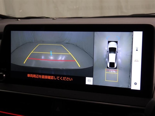 パノラミックビューモニターシステムが付いているので車の上から見た映像が確認できますよ。