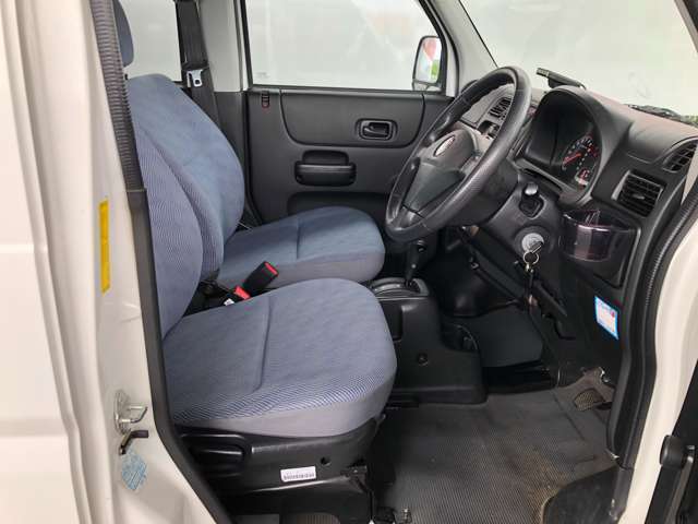 運転席を横から観た画像になります♪