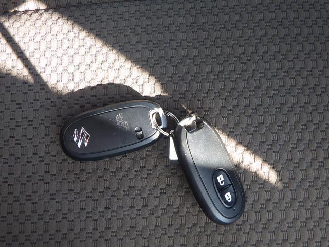 スマートキーはボタンひとつで鍵の開閉ができます。もちろん予備キー付です。