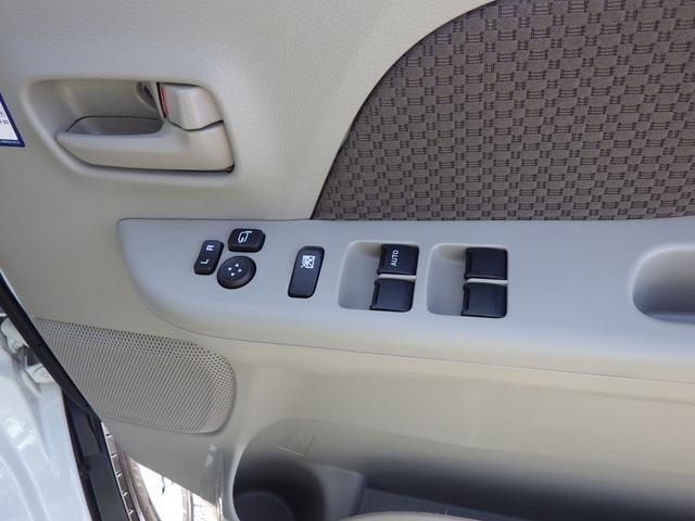 運転席のドアにはパワーウインドウと電動格納式ドアミラーを操作するスイッチがあります。お手元操作で便利です。