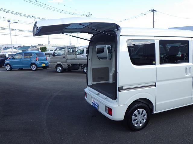 バックドアは跳ね上げ式なので雨の日の積荷も安心です。