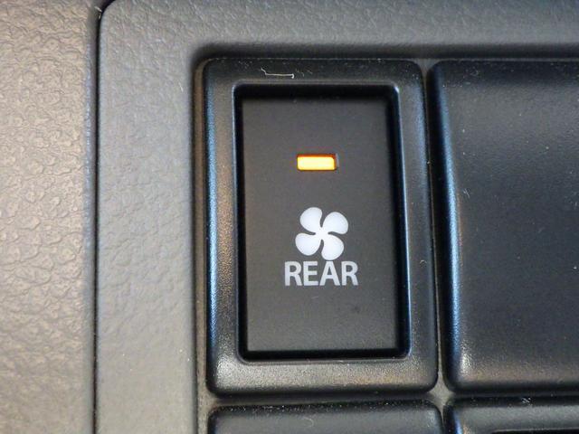 リアヒータースイッチ付きですのでリアシートの足元から温風が出ます。寒い時期に助かります。