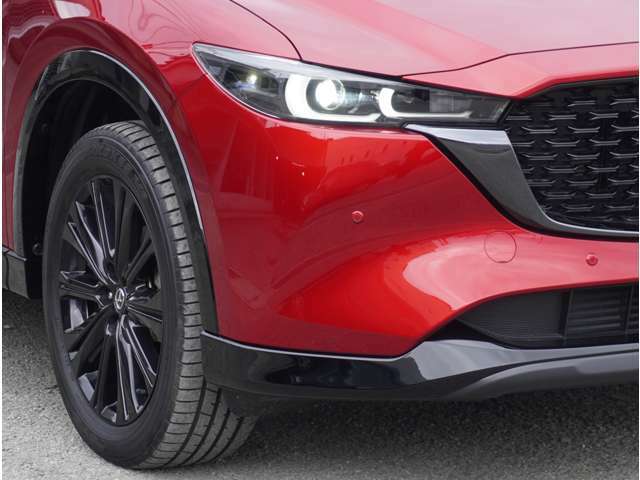 マツダのミドルクラスSUV『CX-5』魂動デザインとスカイアクティブ技術をフル搭載した初代モデルが発売され、2017年にはさらに洗練された力強い魂動デザインに進化した2代目にモデルチェンジしました。