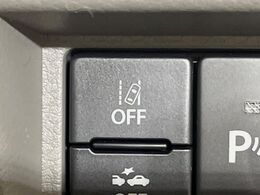 【車線逸脱警報】道路上の白（黄）線を認識し、意図せず走行中の車線からはみ出しそうになった時、メーター内の警告灯とブザーで注意喚起してくれる安心・安全機能です♪