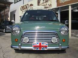 オリジナルロゴ入りグリル・ユニオンジャックルーフ・DCNオーバーフェンダー・ローダウン・フードストライプ・インテリアパーツetc、カスタムパーツが豊富で様々なバ リエーションを楽しめます。