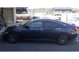 ボディは流れるようなカタチで空力を考慮し、燃費向上に貢献します。