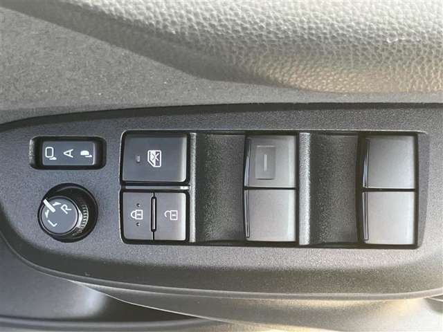 運転席ドア側パワーウィンドウ・ドアミラースイッチ。